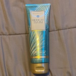 Body cream.Never used received as a gift I personally didn’t like the scent